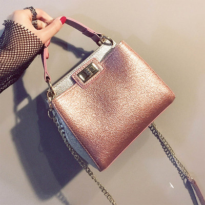 Лъскава мини дамска чанта с метална дръжка, в два цвята