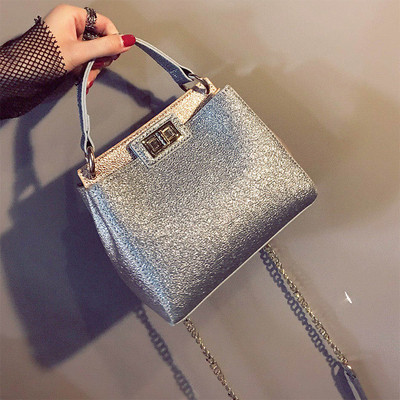 Лъскава мини дамска чанта с метална дръжка, в два цвята