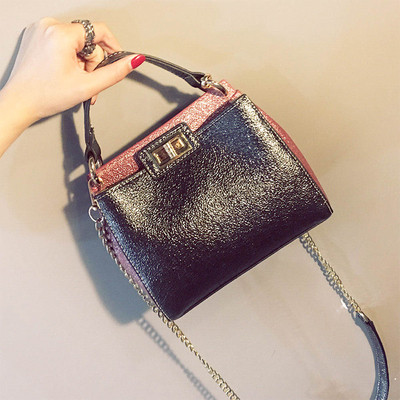 Лъскава мини дамска чанта с метална дръжка, в два цвята