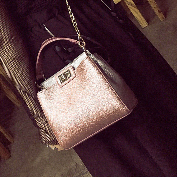 Лъскава мини дамска чанта с метална дръжка, в два цвята