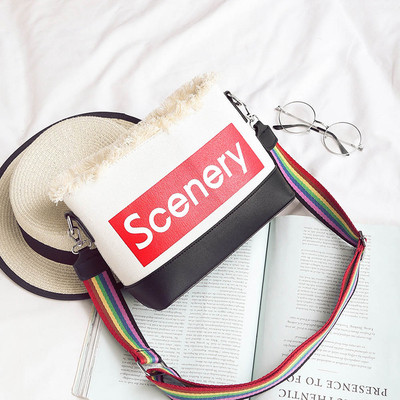 Ежедневна дамска чанта с надпис и цветна широка дръжка