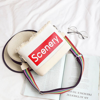 Ежедневна дамска чанта с надпис и цветна широка дръжка