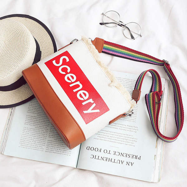 Ежедневна дамска чанта с надпис и цветна широка дръжка