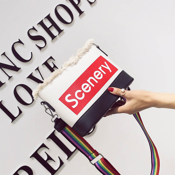 Ежедневна дамска чанта с надпис и цветна широка дръжка