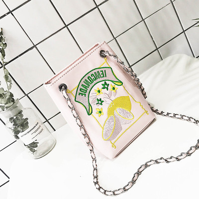 Красива дамска чанта с метална дръжка и бродерия в правоъгълна форма