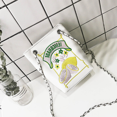 Красива дамска чанта с метална дръжка и бродерия в правоъгълна форма