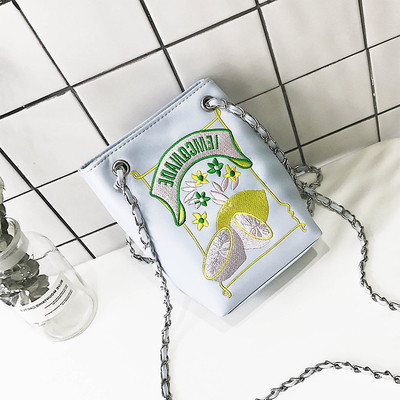 Красива дамска чанта с метална дръжка и бродерия в правоъгълна форма