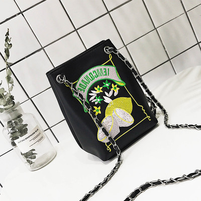 Красива дамска чанта с метална дръжка и бродерия в правоъгълна форма