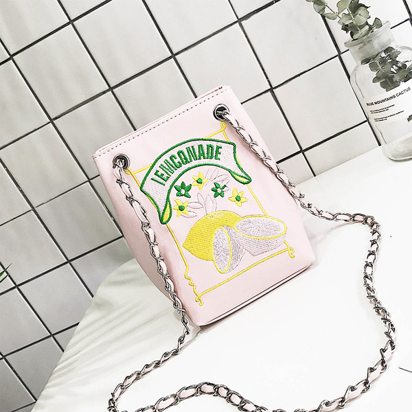 Красива дамска чанта с метална дръжка и бродерия в правоъгълна форма