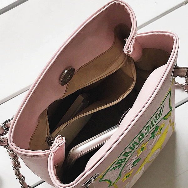 Красива дамска чанта с метална дръжка и бродерия в правоъгълна форма