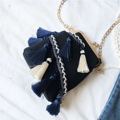 Бохемска дамска чанта в два цвята с пискюли и метална верижка