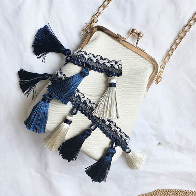 Бохемска дамска чанта в два цвята с пискюли и метална верижка