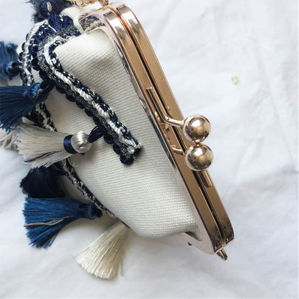 Бохемска дамска чанта в два цвята с пискюли и метална верижка