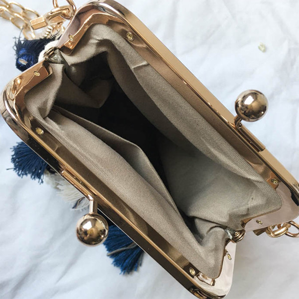 Бохемска дамска чанта в два цвята с пискюли и метална верижка