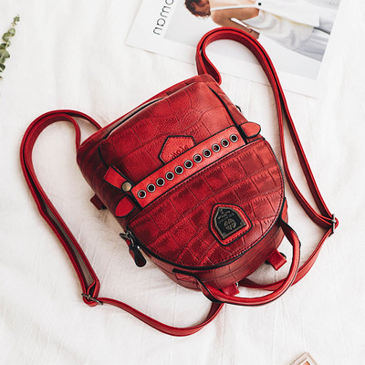 Κομψό μίνι γυναικείο σακίδιο σε τέσσερα χρώματα με μεταλλική διακόσμηση