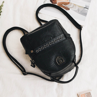 Κομψό μίνι γυναικείο σακίδιο σε τέσσερα χρώματα με μεταλλική διακόσμηση