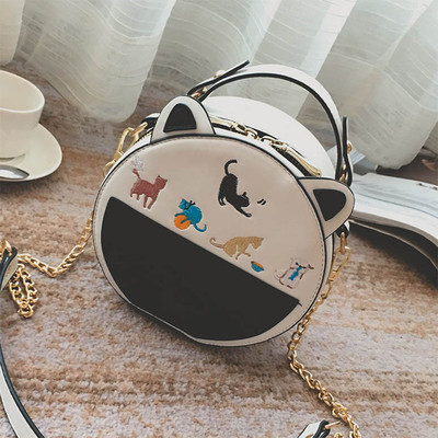 Лятна дамска чанта в кръгла форма с ушички с метална дръжка в два цвята