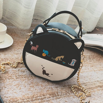 Лятна дамска чанта в кръгла форма с ушички с метална дръжка в два цвята