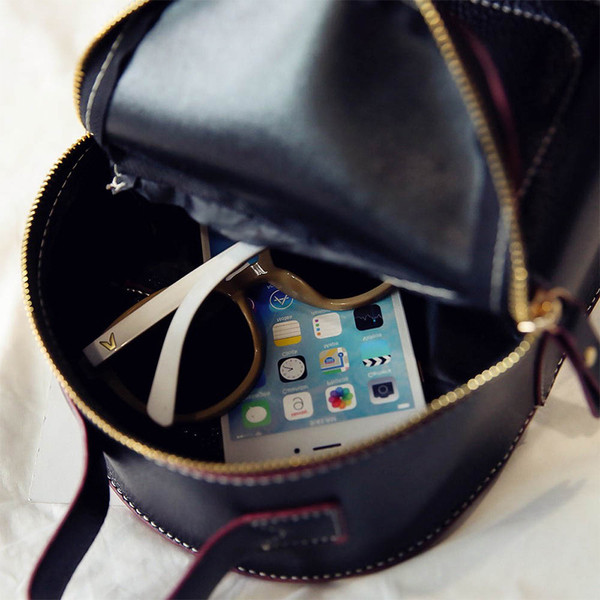 Μικρό γυναικείο σακίδιο σε καθαρό σχέδιο και σε τρία χρώματα