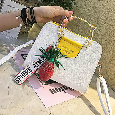 Красива дамска чанта в пет цвята с декорация