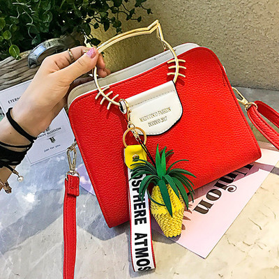 Красива дамска чанта в пет цвята с декорация