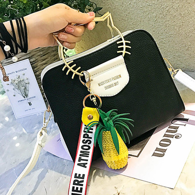 Красива дамска чанта в пет цвята с декорация