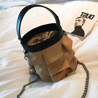 Интересен модел дамска чанта с метална дръжка в три цвята