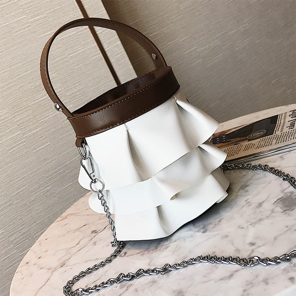 Интересен модел дамска чанта с метална дръжка в три цвята