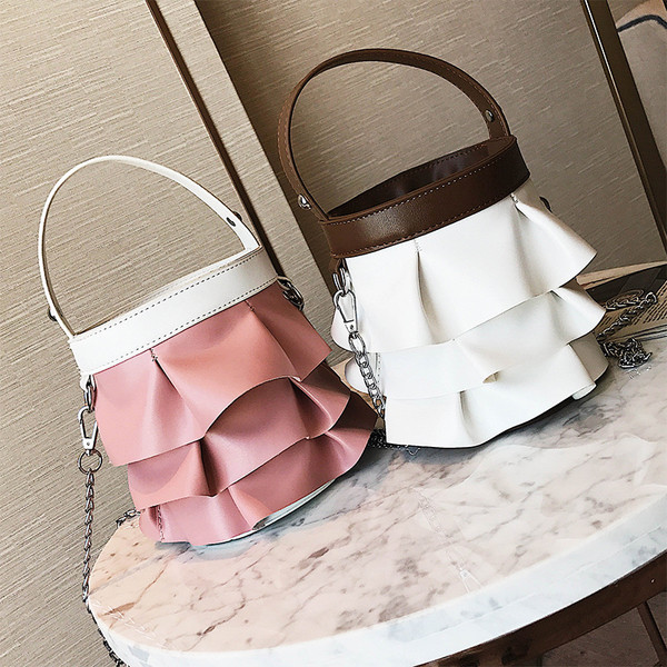 Интересен модел дамска чанта с метална дръжка в три цвята