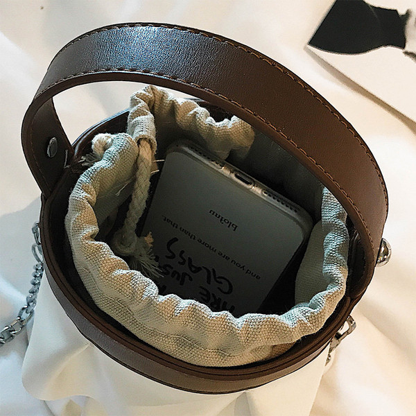 Интересен модел дамска чанта с метална дръжка в три цвята