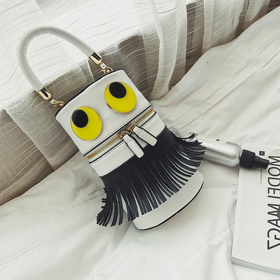 Интересна дамска чанта с ресни и в бял и черен цвят