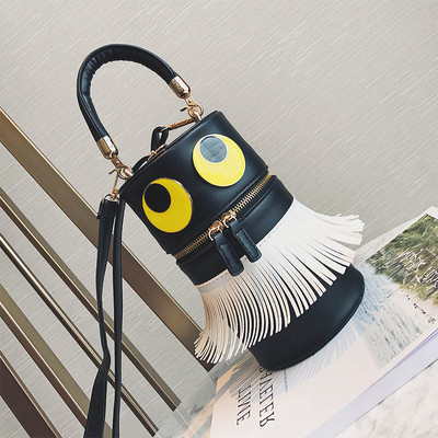 Интересна дамска чанта с ресни и в бял и черен цвят