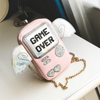 Сладка дамска чанта в интересен модел с метална верижка