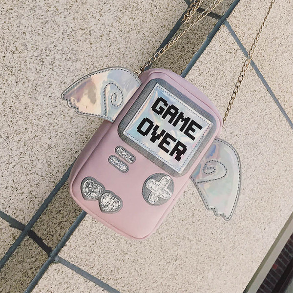 Сладка дамска чанта в интересен модел с метална верижка