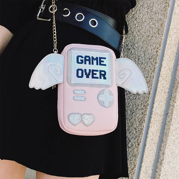 Сладка дамска чанта в интересен модел с метална верижка