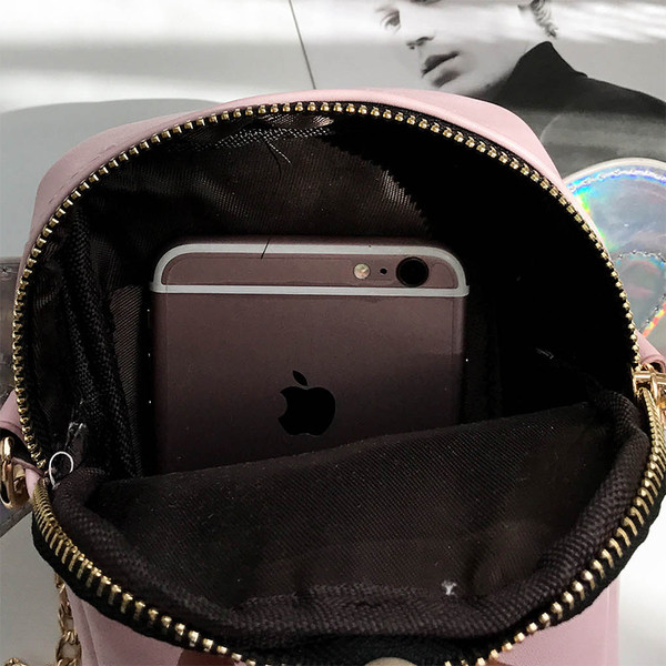 Сладка дамска чанта в интересен модел с метална верижка