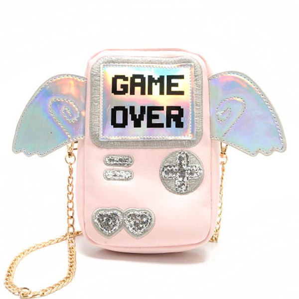 Сладка дамска чанта в интересен модел с метална верижка