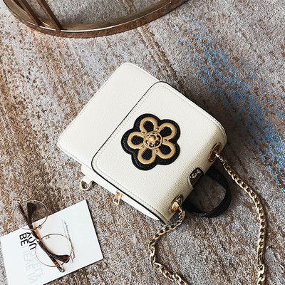 Μοντέρνο γυναικείο σακίδιο με διακόσμηση λουλουδιών και δύο τύπους λαβών