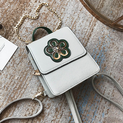 Μοντέρνο γυναικείο σακίδιο με διακόσμηση λουλουδιών και δύο τύπους λαβών