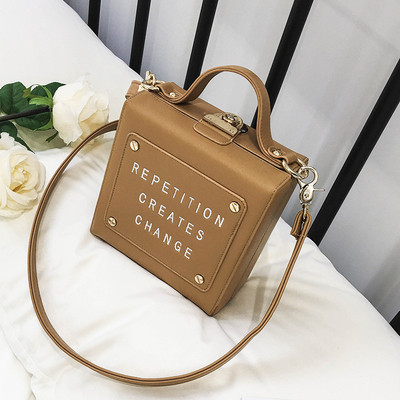 Сладка дамска чанта с надписи в кафяв и черен цвят