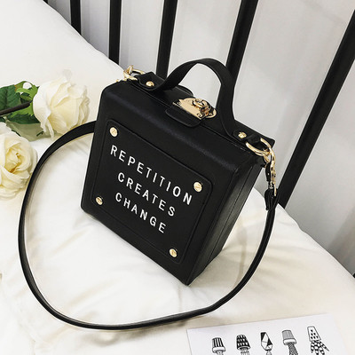 Сладка дамска чанта с надписи в кафяв и черен цвят