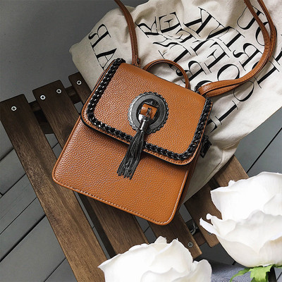 Μοντέρνο γυνακείο σακίδιο σε πολλά χρώματα με φούντα