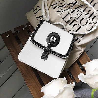 Μοντέρνο γυνακείο σακίδιο σε πολλά χρώματα με φούντα