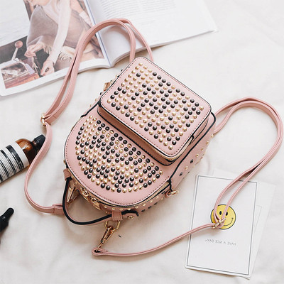 Όμορφο γυναικείο σακίδιο με τετράχρωμη διακόσμηση με χάντρες