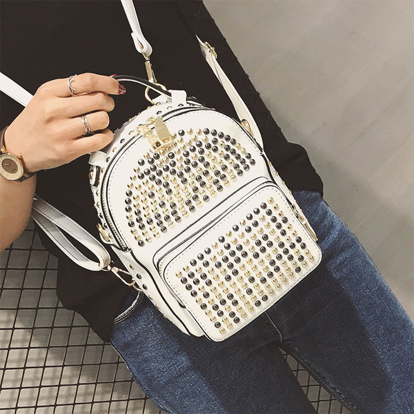 Όμορφο γυναικείο σακίδιο με τετράχρωμη διακόσμηση με χάντρες