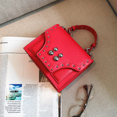 Мини дамска чанта с метална декорация в четири цвята