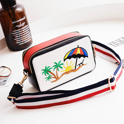 Лятна дамска чанта с бродерия и с цветна дръжка