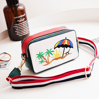 Лятна дамска чанта с бродерия и с цветна дръжка