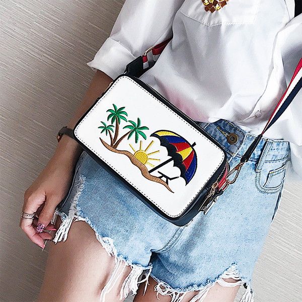 Лятна дамска чанта с бродерия и с цветна дръжка