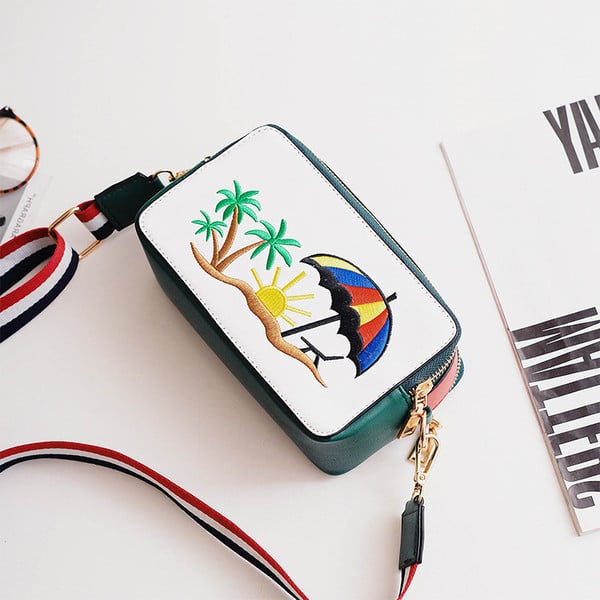 Лятна дамска чанта с бродерия и с цветна дръжка